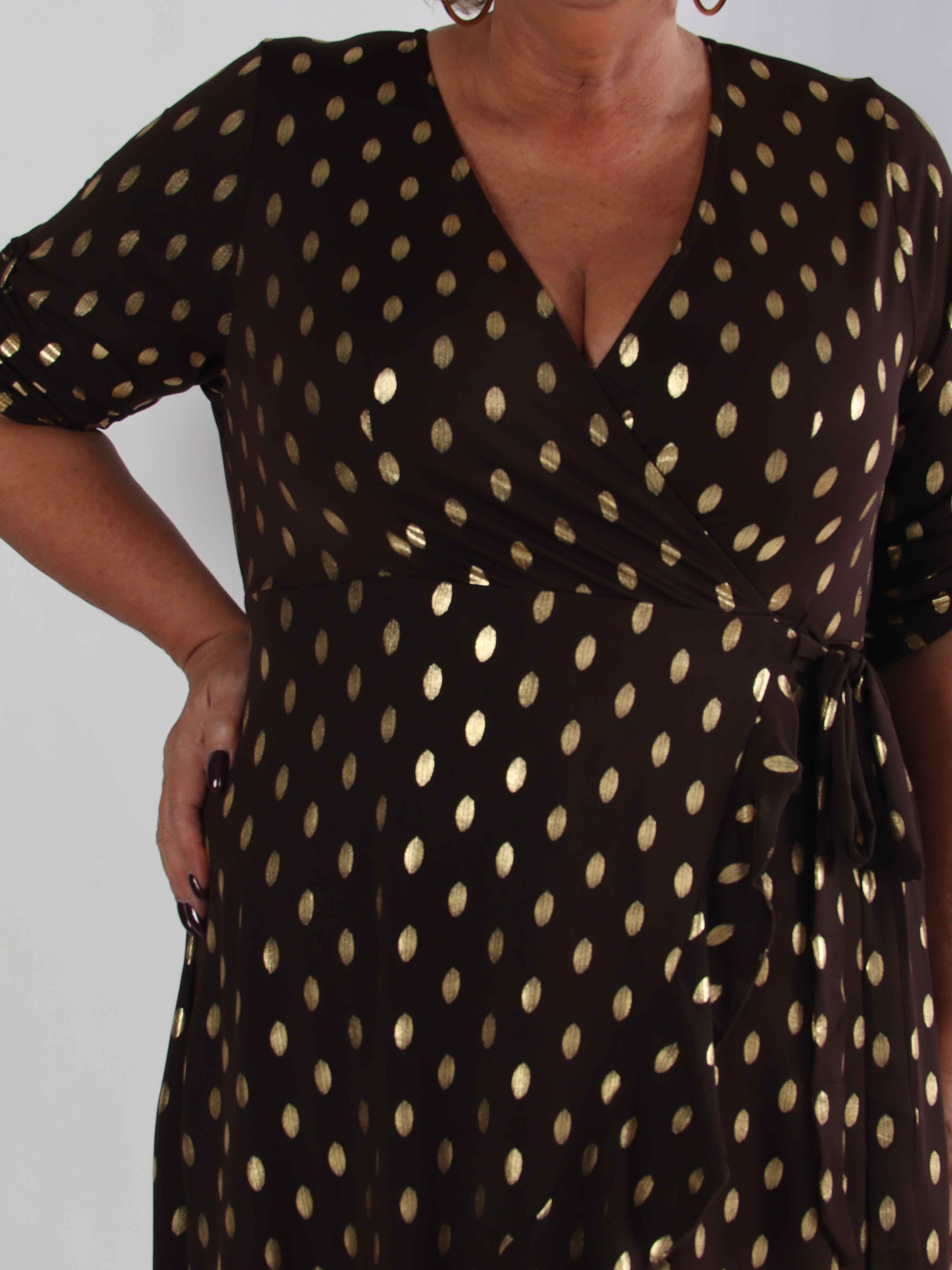 Savina Gold - Elastisk plus size kjole i slå-om-look med guld dutter